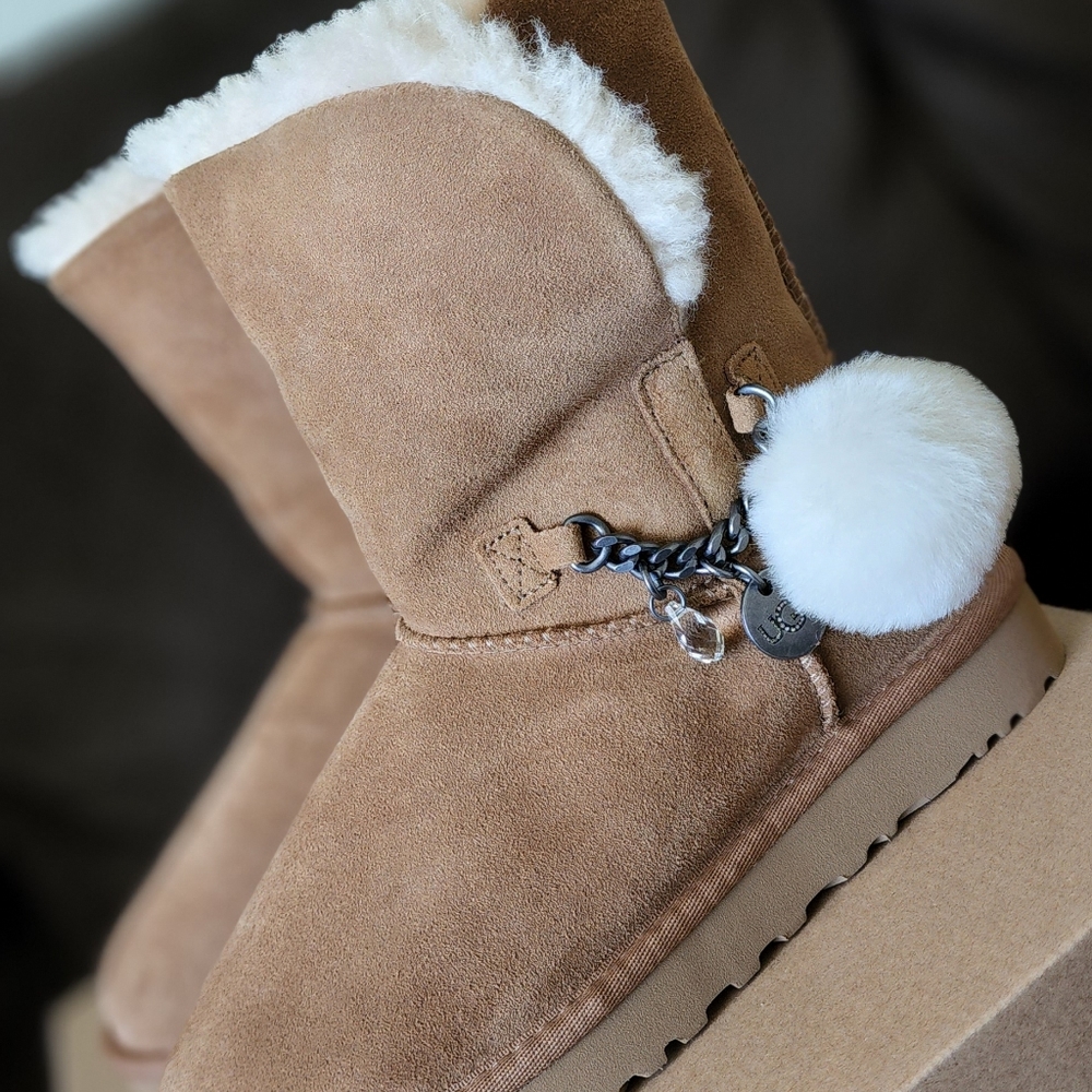 UGG - Picture 5 of 9